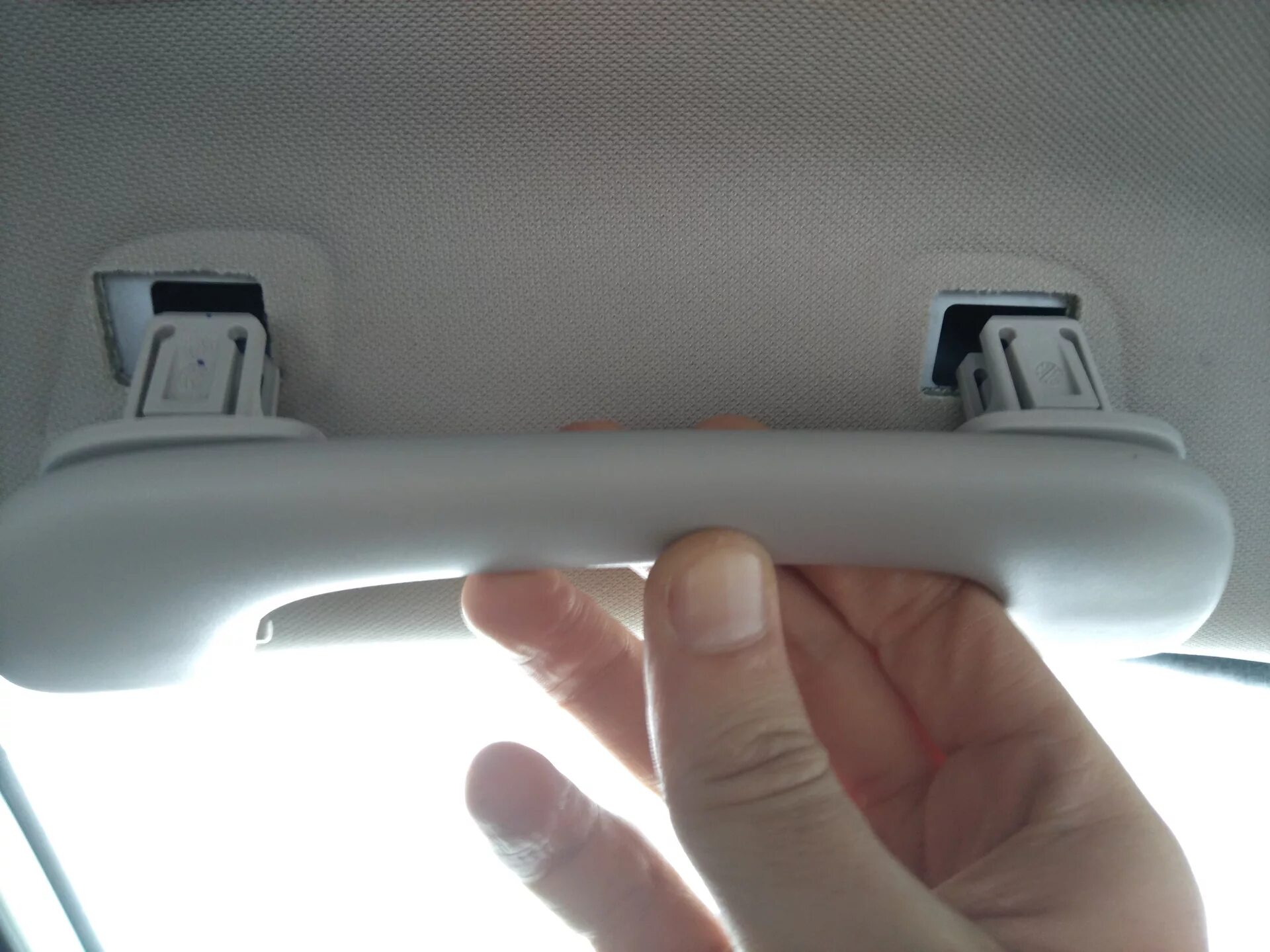 Дверные ручки выключатели протираются как часто. Очечник потолочный для Тойота рав 4 2020. Очечник Volvo xc90. Держатель очков Рено Колеос 2. Очечник Дастер 2117.