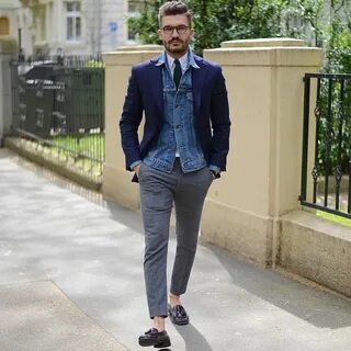 Синие джинсы серая куртка