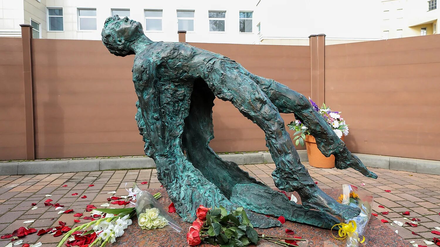 Памятники которые важно сохранить для поколения. Памятник Есенина в Москве. Памятник Сергею Есенину в Москве. Памятник Есенина в Москве новый. Памятник Есенину с крыльями.