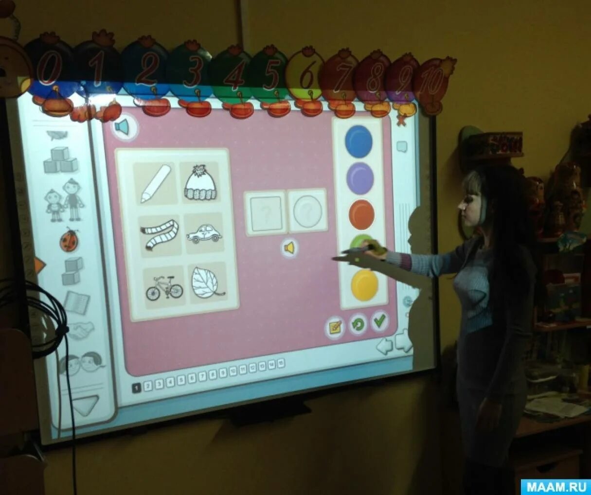 Игра на доске 6. Интерактивная доска для дошкольников. Интерактивная доска в детском саду. Интерактивная доска в ДОУ. Игры для детей на интерактивной доске.