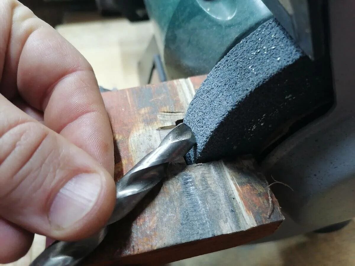 Заточка сверла по металлу. Как точить сверла по металлу своими руками. Заточка свёрл по металлу на наждаке. Схема заточки винтового сверла. Правильный угол заточки сверла по металлу.