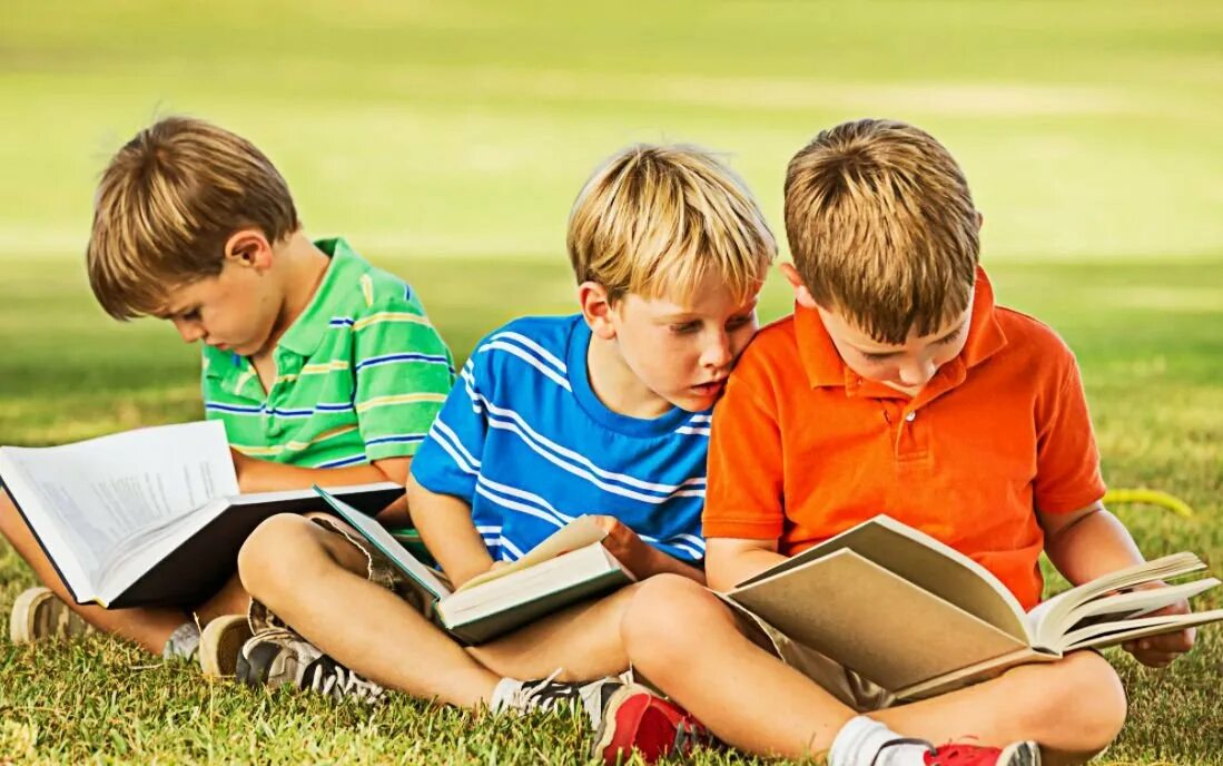 Девочка с книжкой. Дети читают книги приключения. Книга для мальчиков. Дети читают. Дети читают на травке лето.