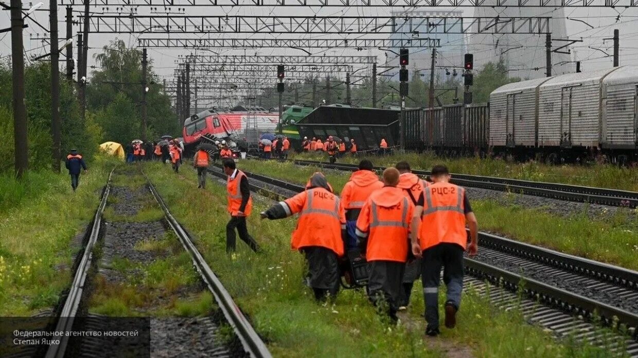 Поезд пришел на станцию утром по мосту. Столкновение пассажирского поезда станция Михнево. Столкновения с поездов станции Солнечная. Поезда сталкиваются друг с другом. Пассажирский состав сошел с рельс.