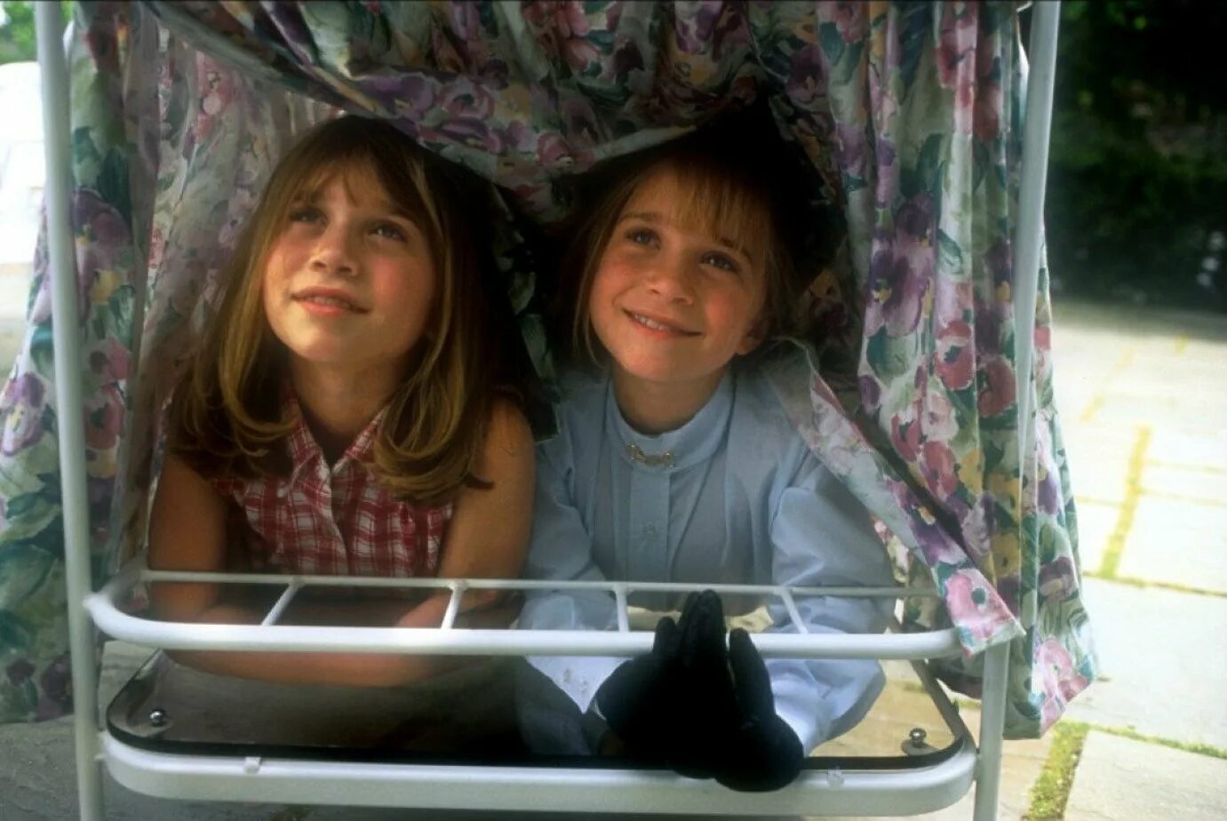 Сестры олсен я и моя тень. Элизабет олсен двое я и моя тень. Двое я и моя тень. Близняшки из двое я и моя. Двое я и моя тень близняшки.