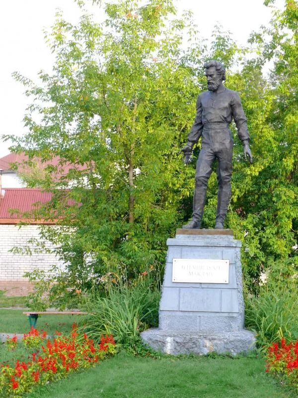 Памятник миклухо-маклая в окуловке. Музей миклухо-маклая окуловка. Памятник маклаю в окуловке. Памятник миклухо-маклая. Памятник миклухо-маклая.