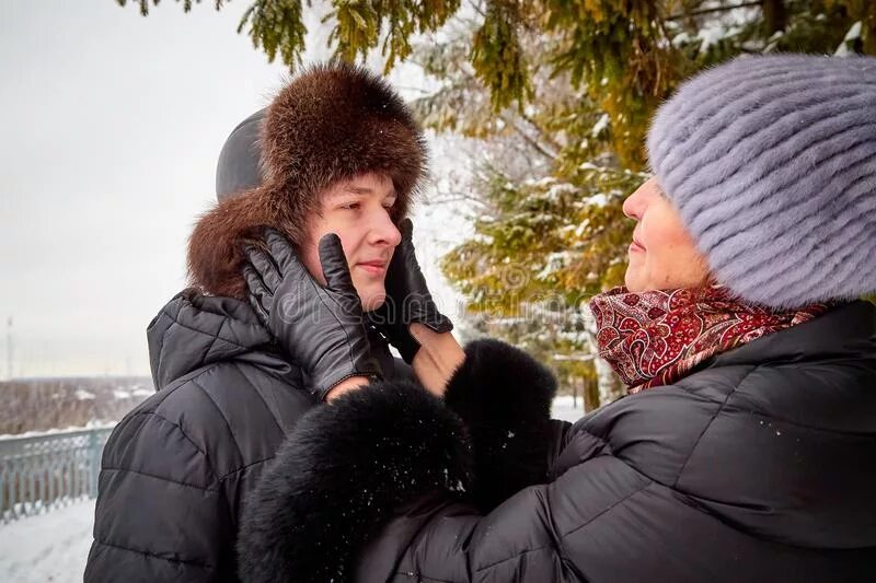 Мама и взрослый сын зимой. Фото мама и взрослый сын прогулка. Провожает сына гулять. Фото мама со взрослым сыном зимой.