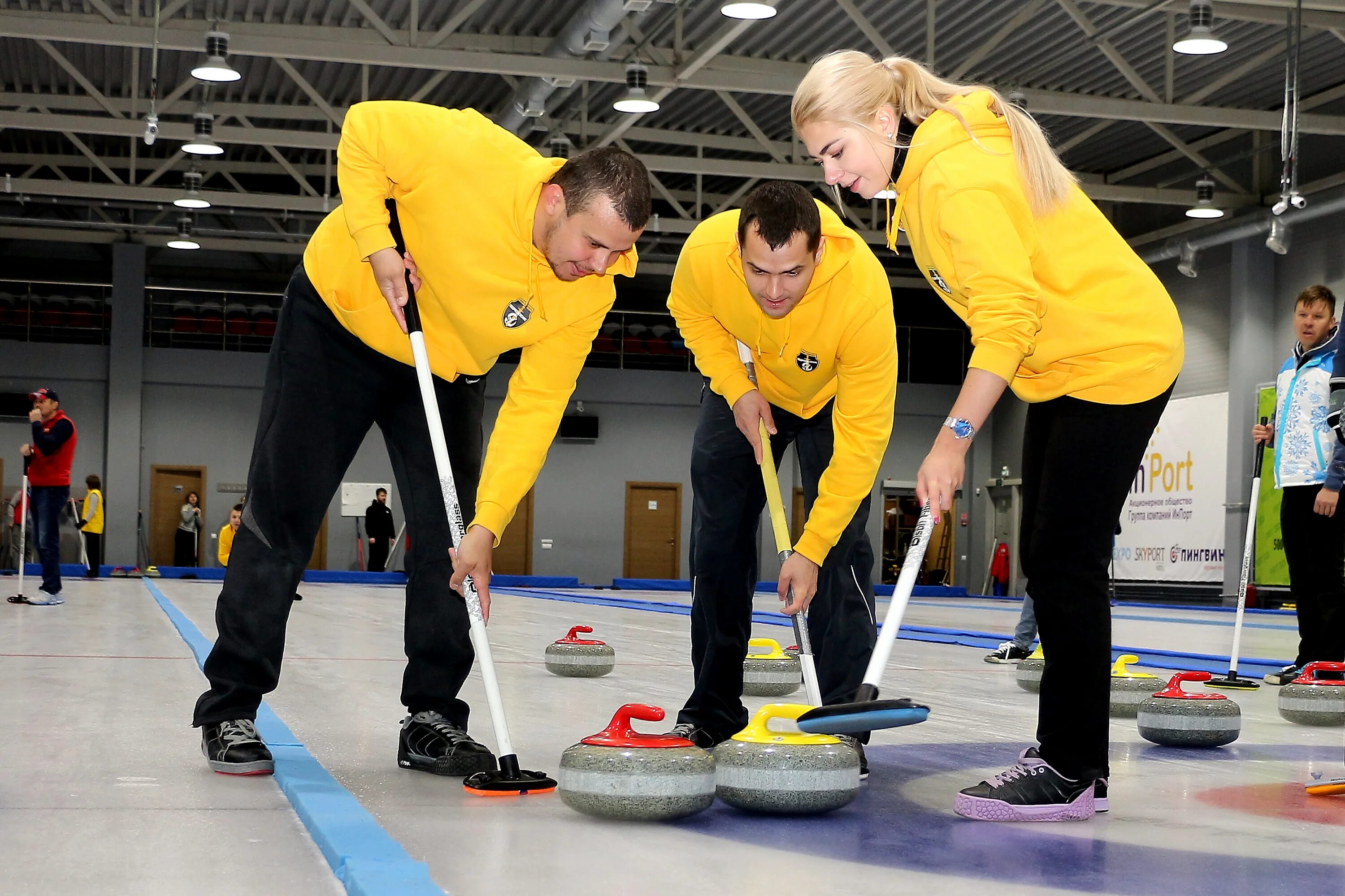 спорт на льду керлинг. виды спорта на льду керлинг. анжела тюваева керлинг. первенство мира по керлинга 2020. джон моррис керлинг.