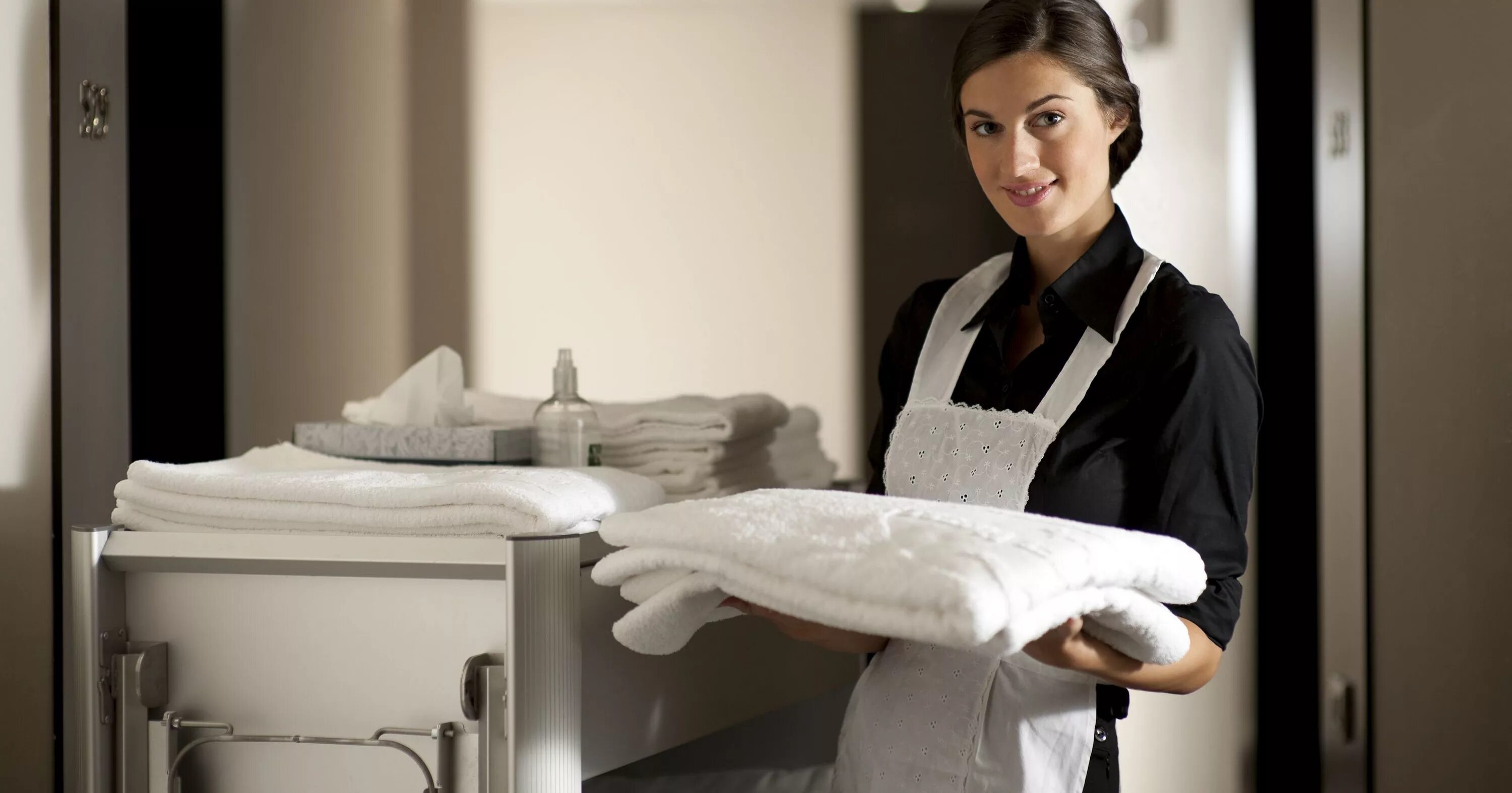 Горничная в отеле. Горничная в гостинице. Горничная в отель. Горничные в гостинице. Домработницей где устроиться.