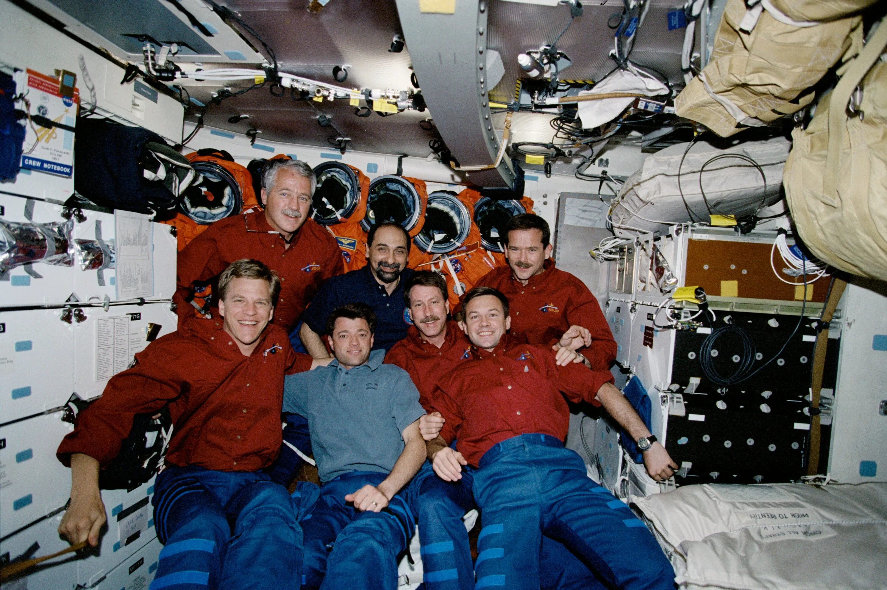Sts-135 crew. Crew photo. Crew photo. Роберт кабана и сергей крикалёв. Sts 134.