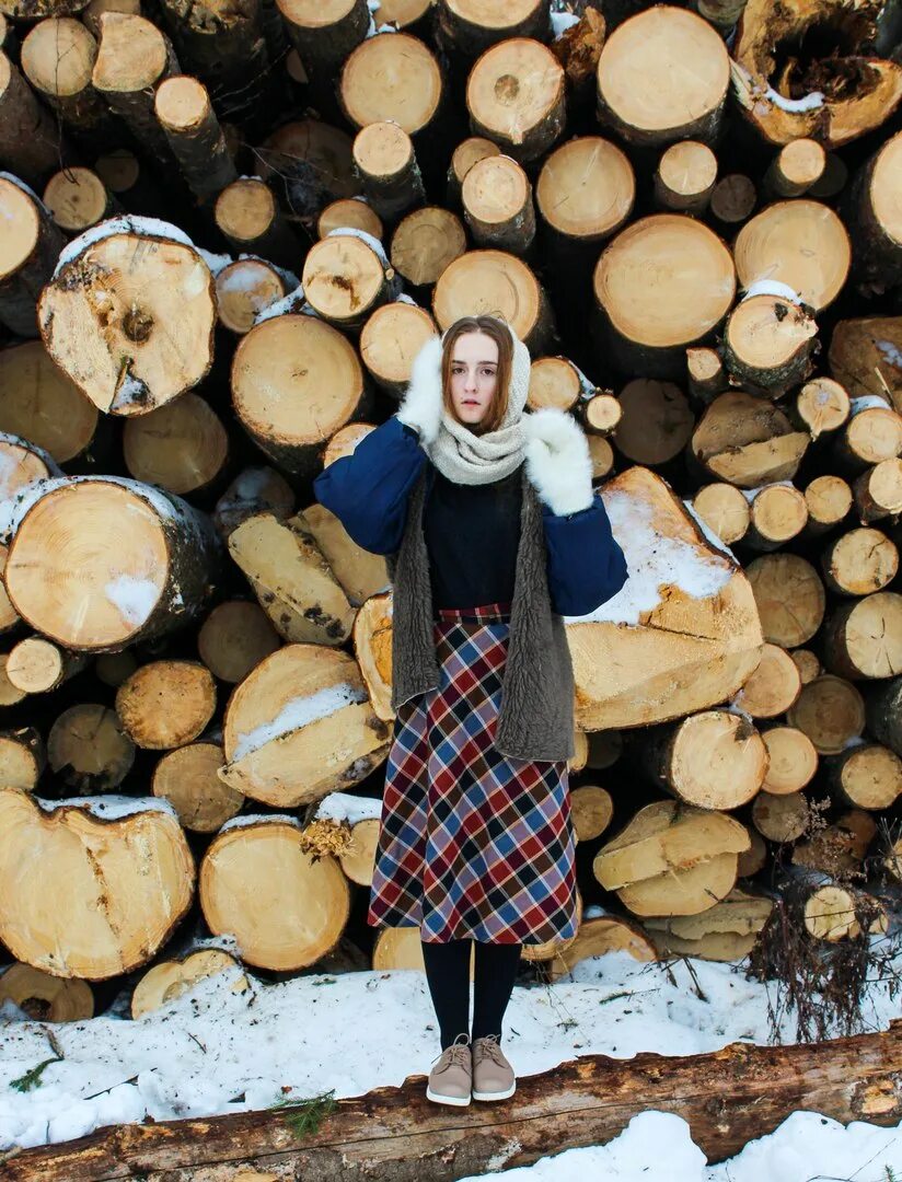 Девочки бревно. Фотосессия с бревнами. девушка бревно. фотосессия с дровами. женщина с бревном.