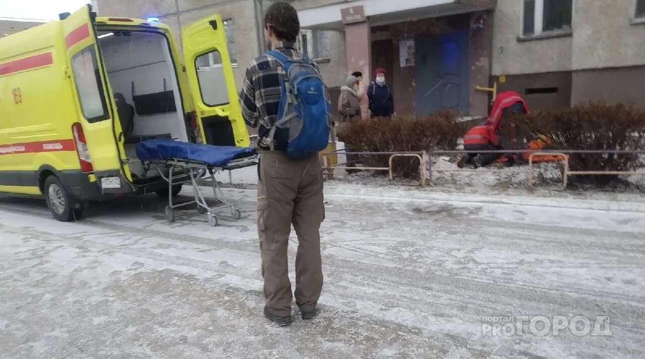 Чебоксары мальчик упал с окна. Чебоксары из окна. Женщина выпала из окна чебоксары. Женщина выпала из окна в самаре. Выпрыгнул из окна зимой.