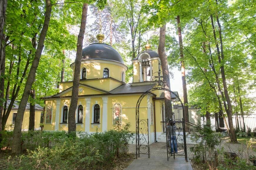 Храм всех святых филевский. Храм покрова пресвятой богородицы в покровском-стрешнево. храм на иваньковском шоссе. храм елизаветы федоровны иваньковское шоссе. батюшка церкви екатерины иваньковское шоссе.