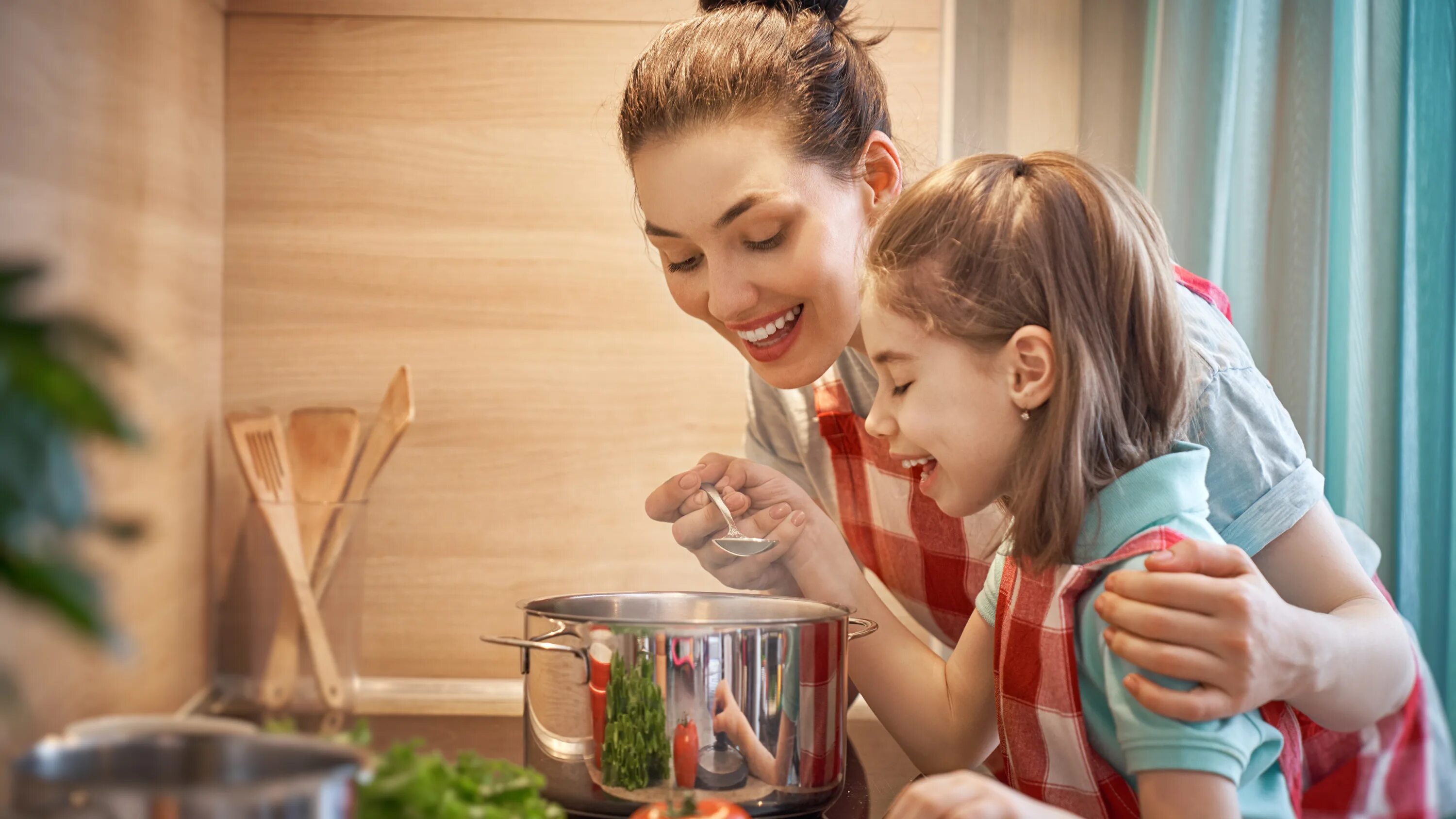 День мамы в великобритании. Mother s taste. Мама с ребенком на кухне. Мама с ребенком на кухне. Ребенок дарит подарок маме.