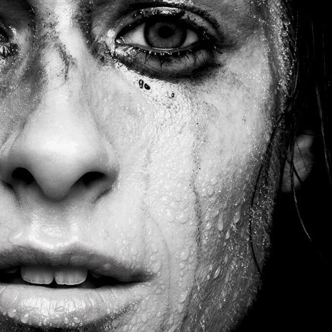 Плач б. Плач б. Плач б. Женщина плачет. Слезы на лице.