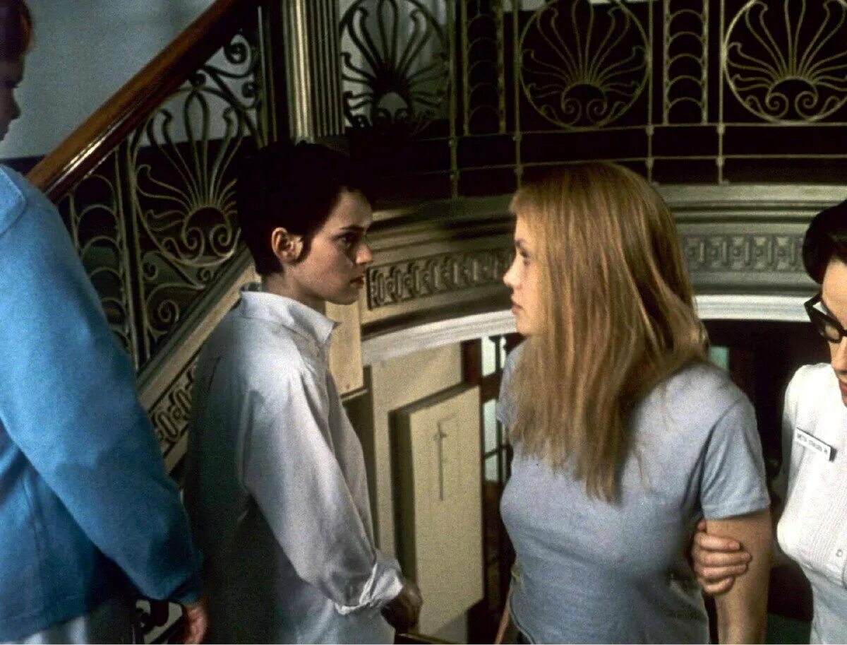 Вайнона райдер прерванная жизнь. Прерванная жизнь 1999. Прерванная девочка. Прерванная девочка. Анджелина джоли прерванная жизнь.