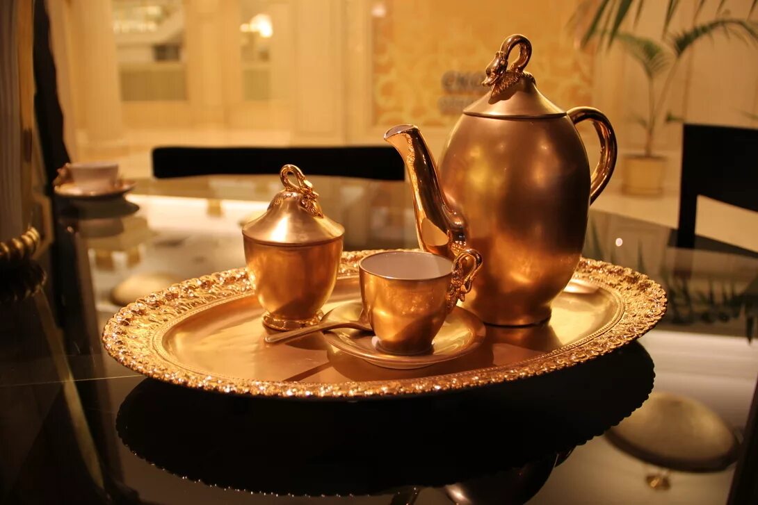 Золотистая посуда. Золотая посуда. Красивая Золотая посуда. Поднос скофейником и форытровой чашкой на подносе.