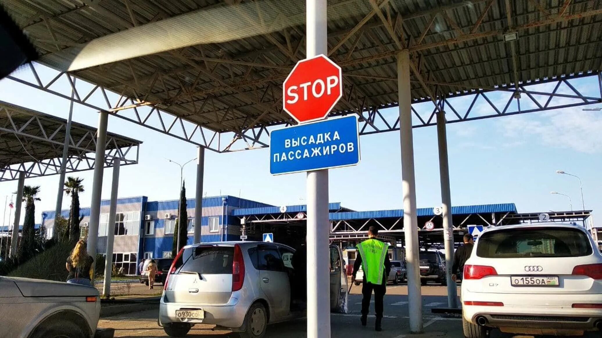 Машины в пробках в краснодарском крае. Абхазия ужесточила въезд. Въезд в абхазию. Фото въезда в абхазию. Абхазия ужесточила въезд.