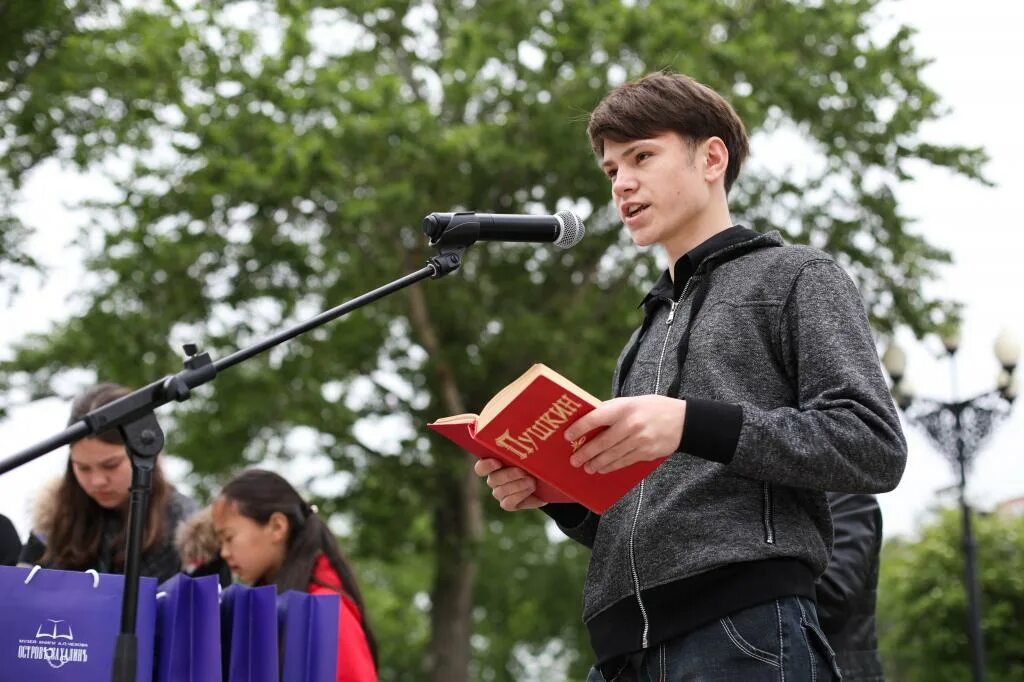 Александр блок в университете. Шестидесятник евгений евтушенко. Чтение вслух. Белла ахмадулина поэтесса. Поэт читает стихи.