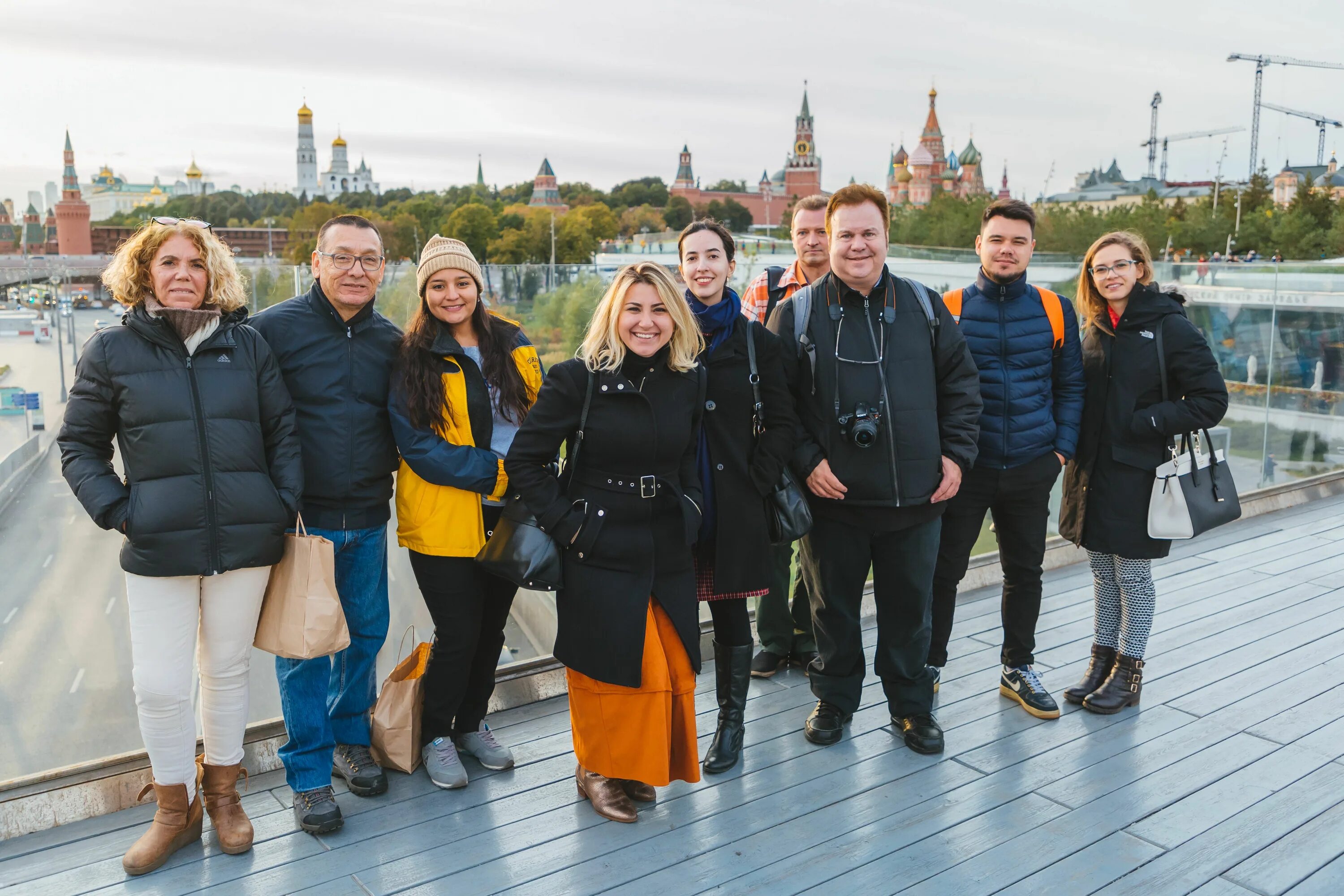 Туристы в Москве. Иностранные туристы в Москве. Туристы из России. Группа иностранных туристов.