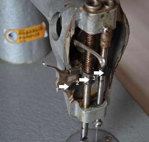 Игловодитель швейной машины ПМЗ. Механизм подъёма лапки швейной машинки Подольск 142. Лапка ролик для швейной машинки ПМЗ 2м. Швейная машина ПМЗ переключатель. Самостоятельный ремонт швейной машинки подольск