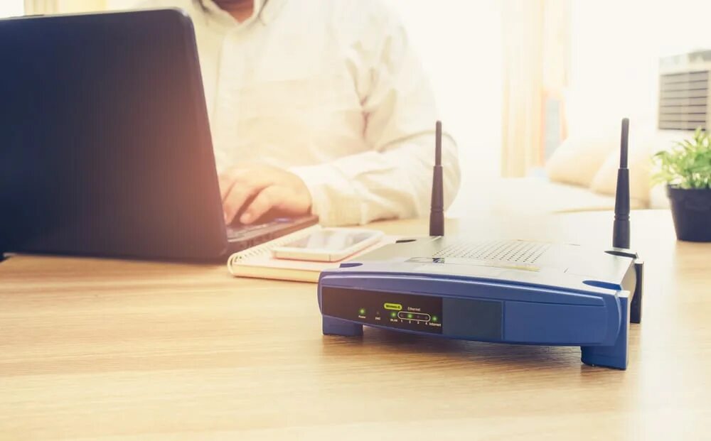 Домашний wifi роутер. Роутер на столе. wi fi роутер на столе. роутер для ноутбука. маршрутизатор на столе.
