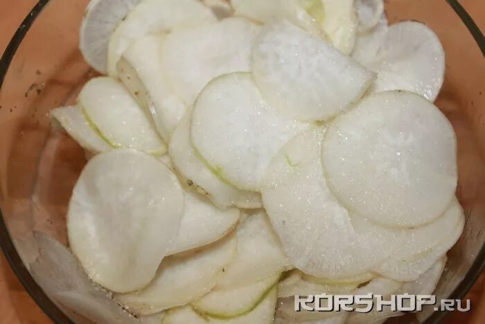 Желтая маринованная редька. Редька такуан. Маринованная лоба. Редька дайкон маринад. Корейская редька дайкон.