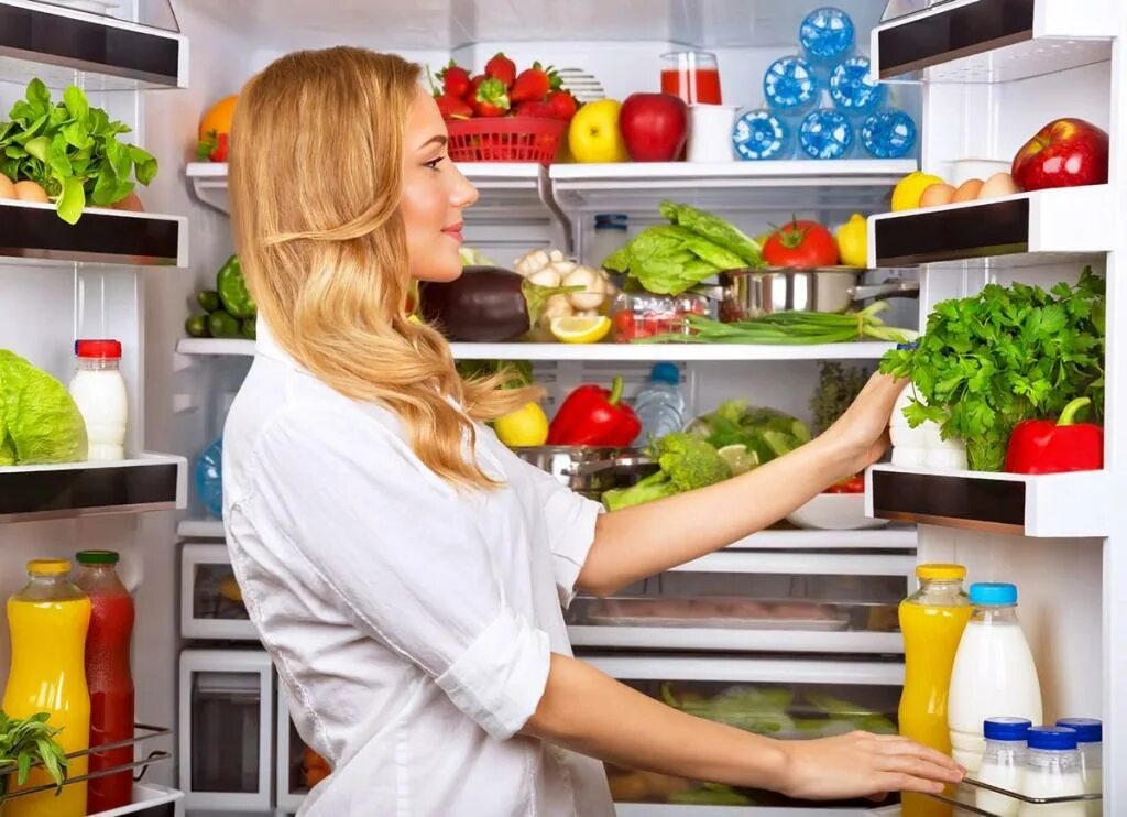 Для сохранения продуктов используют. Проддуктыв холодильнике. Холодильник с продуктами. Продукты на кухне. Женщина с продуктами.