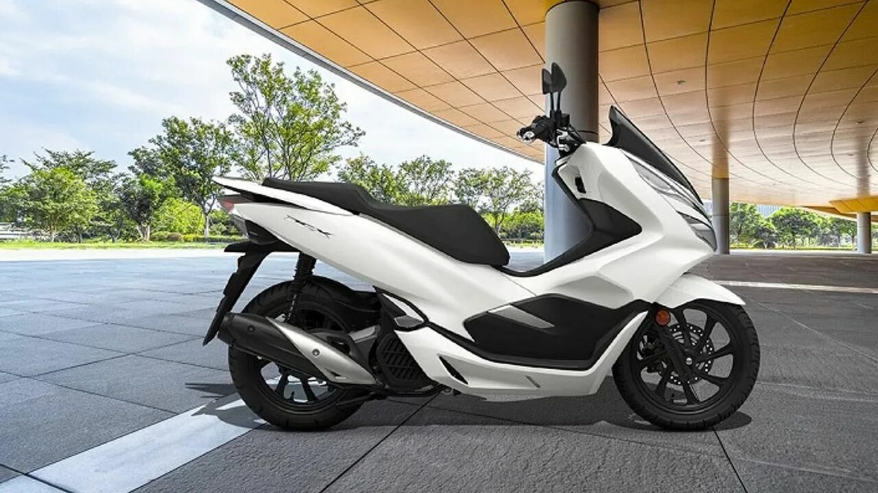 Скутер промакс хонда. Honda pcx 125 2021. Honda x-adv 750 2023. Honda x-adv 2021. Скутер промакс хонда.