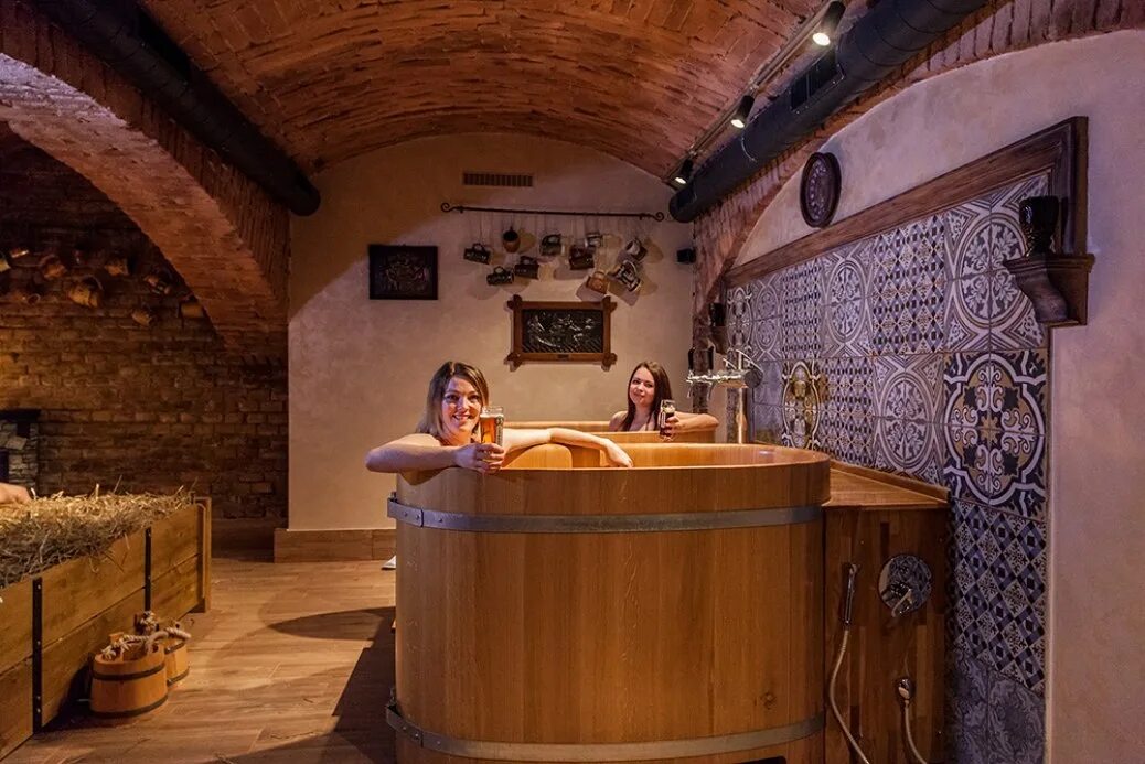 Пивные термы. Пивная сауна в Праге. Ресторан Прамен Чехия. Пивная ванна. Пивные ванны в Чехии.