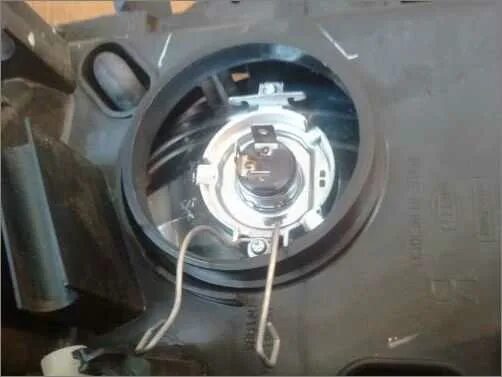 Лампа ближнего света ниссан ноут 2008. Лампочка ближнего света ниссан тиида. Лампа ближнего ниссан тиида 2008. Поменять лампочку тиида. Лампочка ближнего света ниссан тиида 2008.