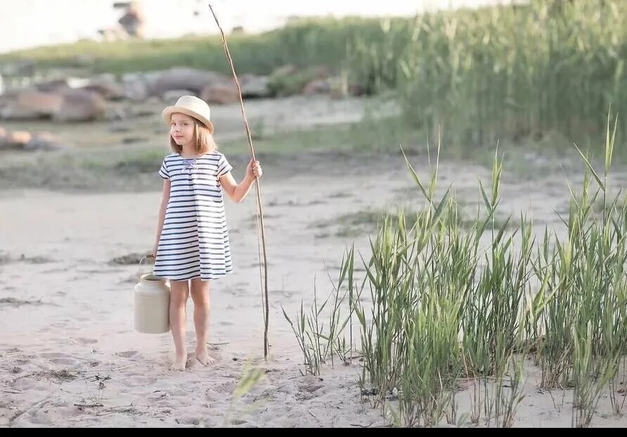Я ловлю ловлю 17. Дети на рыбалке. Мальчик Рыбак. Рыбалка летом. Девочка рыбачит.
