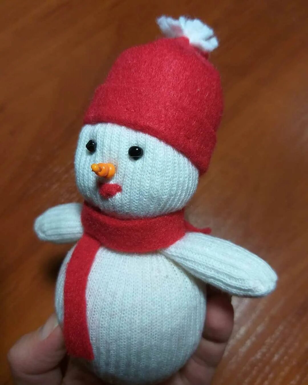 снеговик из ниток для вязания. поделка на новый год снеговик из носка. снеговик своими руками из ниток. мастер класс своими руками для детей пошаговое фото. игрушка из носка и ниток.