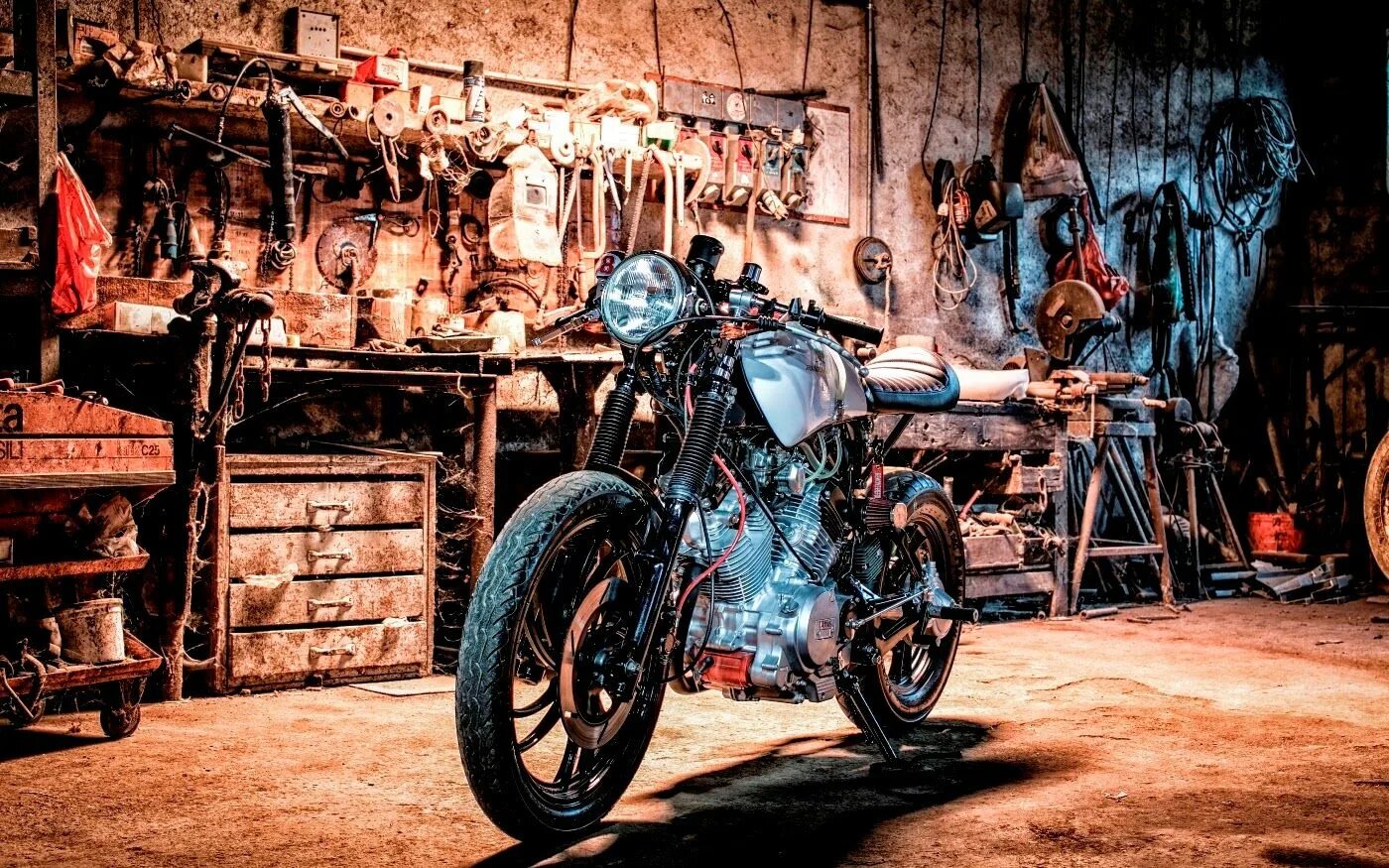 Zillers garage bmw. Гараж мастерская для мотоцикла. Гараж для мотоцикла. Гараж для мотоцикла. Гаражное motor.