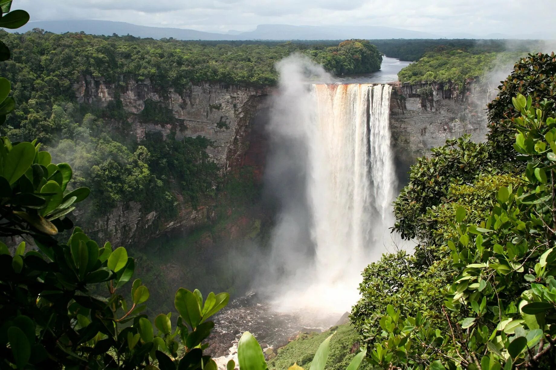 Какой водопад самый высокий. Национальный парк Кайетур Гайана. Водопад Кайетур. Водопад в Южной Америке Кайетур. Гайана водопад.