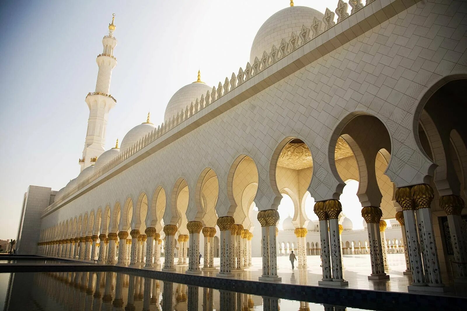 Мусульманский рабочий стол. Абу-Даби мечеть шейха. Мечеть шейха Зайда в Абу-Даби обои. Белая мечеть в Абу-Даби. Мечеть шейха Зайда минарет.