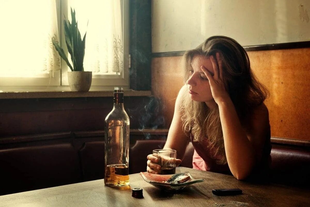 Пью вино и плачу. Одиночество женщины. женщина пьет. одинокая женщина пьет. пьющая девушка.