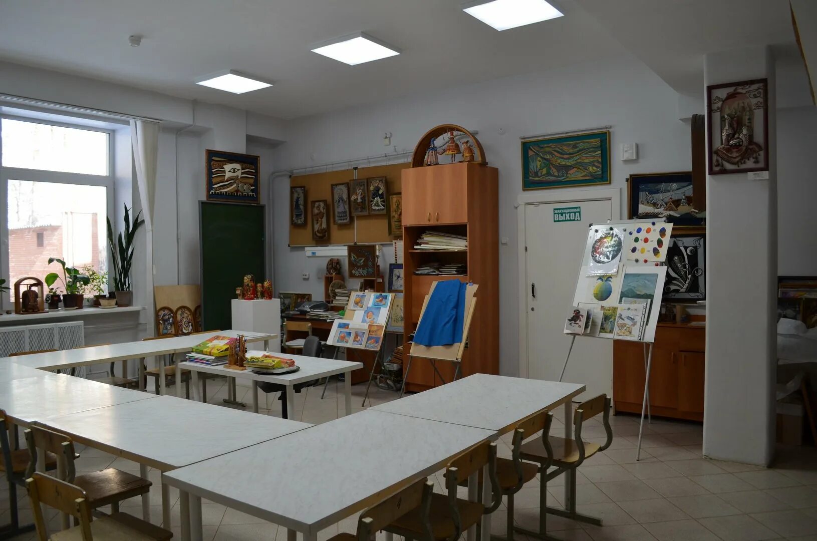 В кабинетах истории украсить. Стол для кабинета изо. Оснащение кабинета изо. Школа искусств кабинеты. Современный интерьер класса.