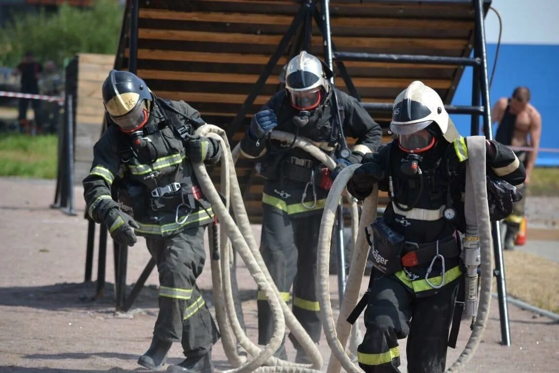 Пожарная полоса. Газодымозащитная служба. звено гдзс. газодымозащитник. полоса препятствий для газодымозащитников.