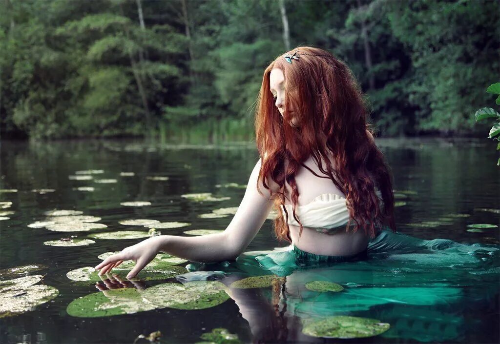 Нимфа рек и ручьев. Natalia le fay. рыжеволосая русалка. озерные русалки. рыжая девушка на реке.