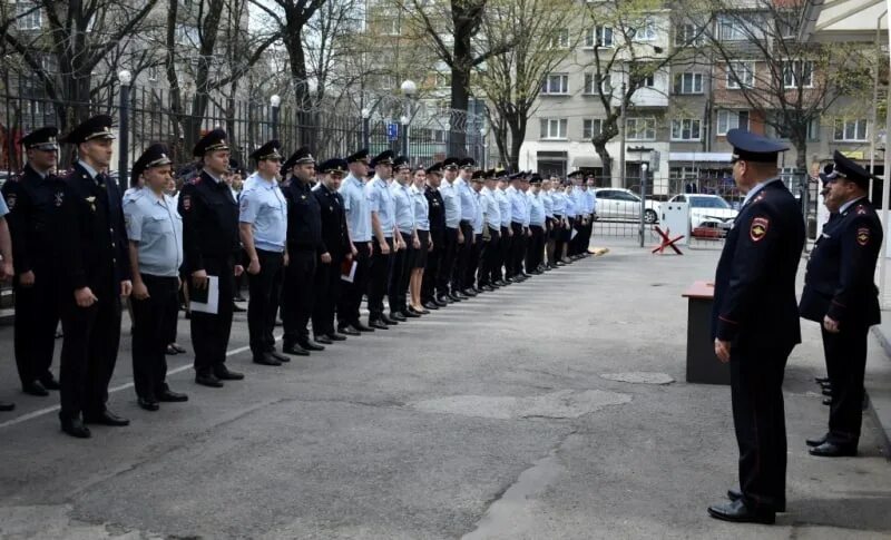 Дпс владикавказ. Начальник проводящий строевой смотр. Начальник полиции владикавказа. Полицейское братство. Северо-западный отдел полиции владикавказ.