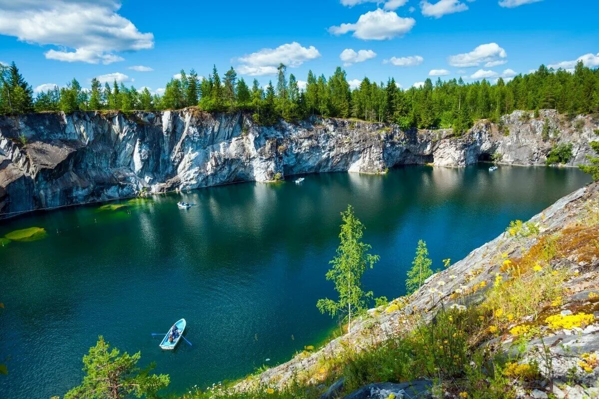 Туры из сортавалы. Горный парк Рускеала мраморный каньон. Карелия мраморный каньон Рускеала. Карелия каньон Рускеала. Горный каньон Рускеала.