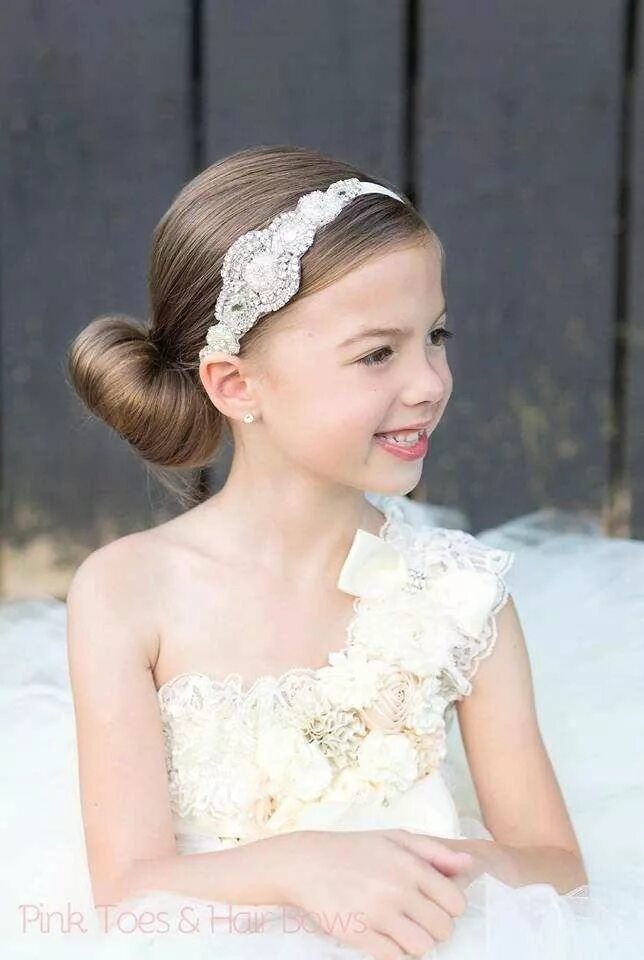 детская прическа с ободком. детские прически на выпускной. прическа с ободком для девочки. детская прическа под ободок. нарядная прическа для девочки с ободком.