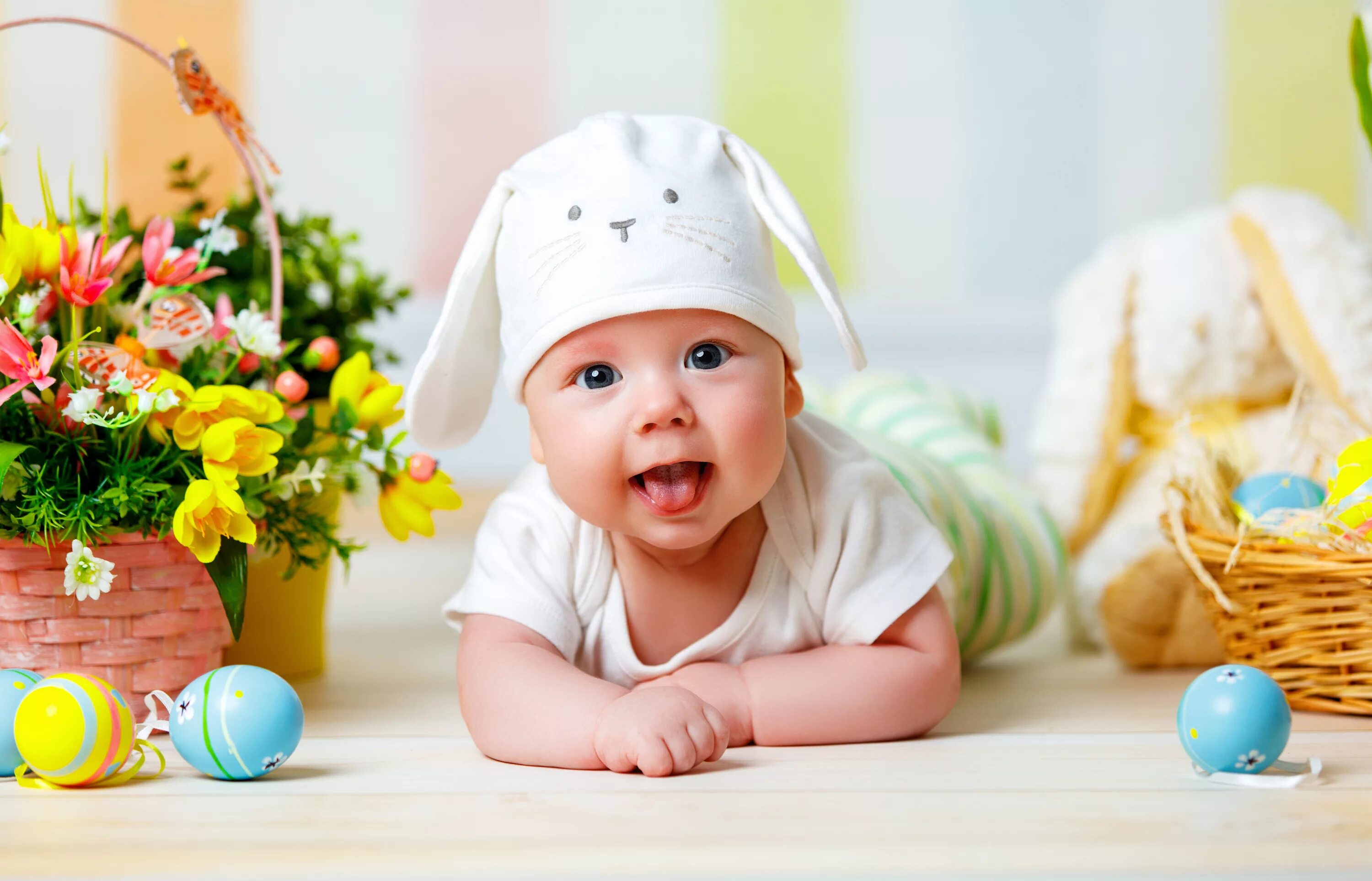 Baby is happy. Маленькие дети. Маленькие детки. Красивые малыши. Счастливый маленький ребенок.