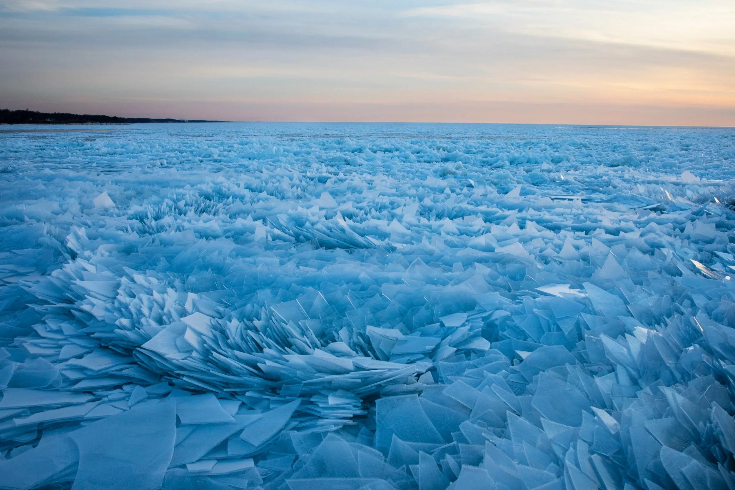 Озера озеро лед ледяной. Озеро Мичиган. Озеро Мичиган лед. Озеро Мичиган обледенело. Мичиган во льду.