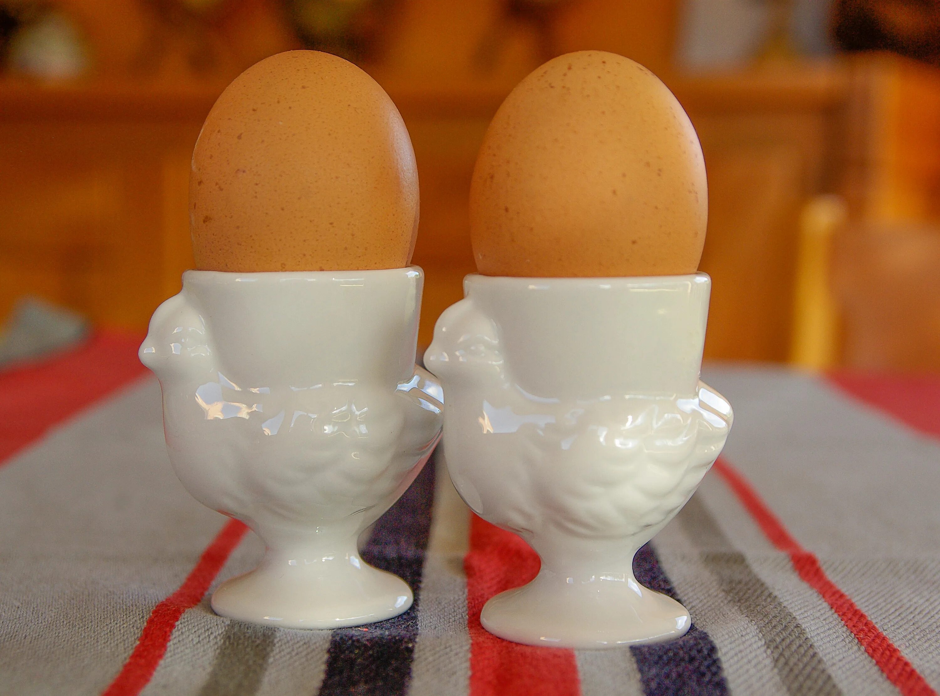 Подставка для яиц всмятку. Подставка под яйцо всмятку. Рюмка подставка для яиц. Чашечка для яйца. Куриная глазурь