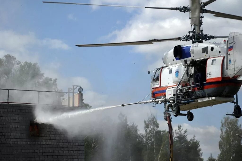 Вертолет самолет человек. Ка-32 вертолёт пожарный МЧС России. Пожарный вертолет ка 32. Пожарно-спасательный вертолет ка-32а. Ми 26 пожарный вертолет.