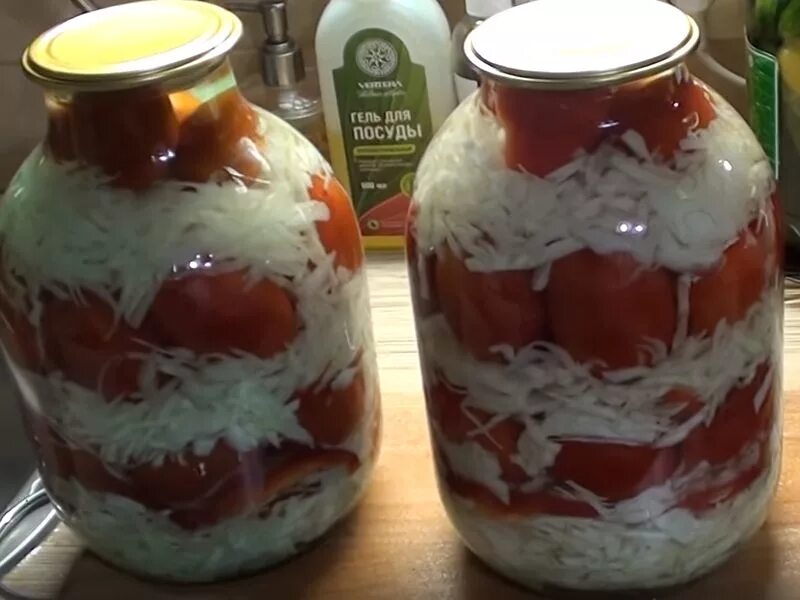 Рецепт помидоры с капустой на зиму. Маринованные помидоры с капустой. капуста с помидорами на зиму. капуста на зиму в банках в рассоле. помидоры на зиму с капустой в банке.