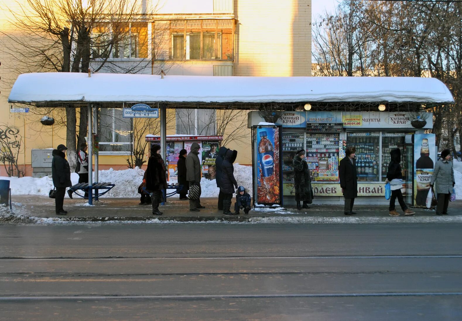 Зимняя остановка. Остановка в России. Люди на остановке зимой. Остановка автобуса зимой.