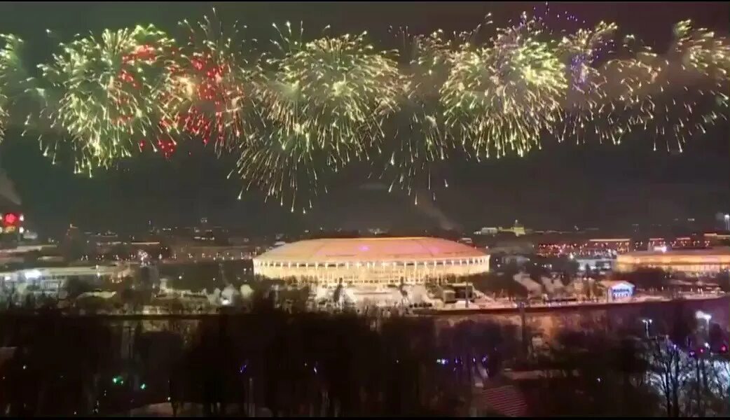 Салют Воробьевы горы. Салют 23 февраля ВДНХ. Салют на 23 февраля 2022 в Москве. Салют в Москве 2022 9 мая Воробьевы горы.