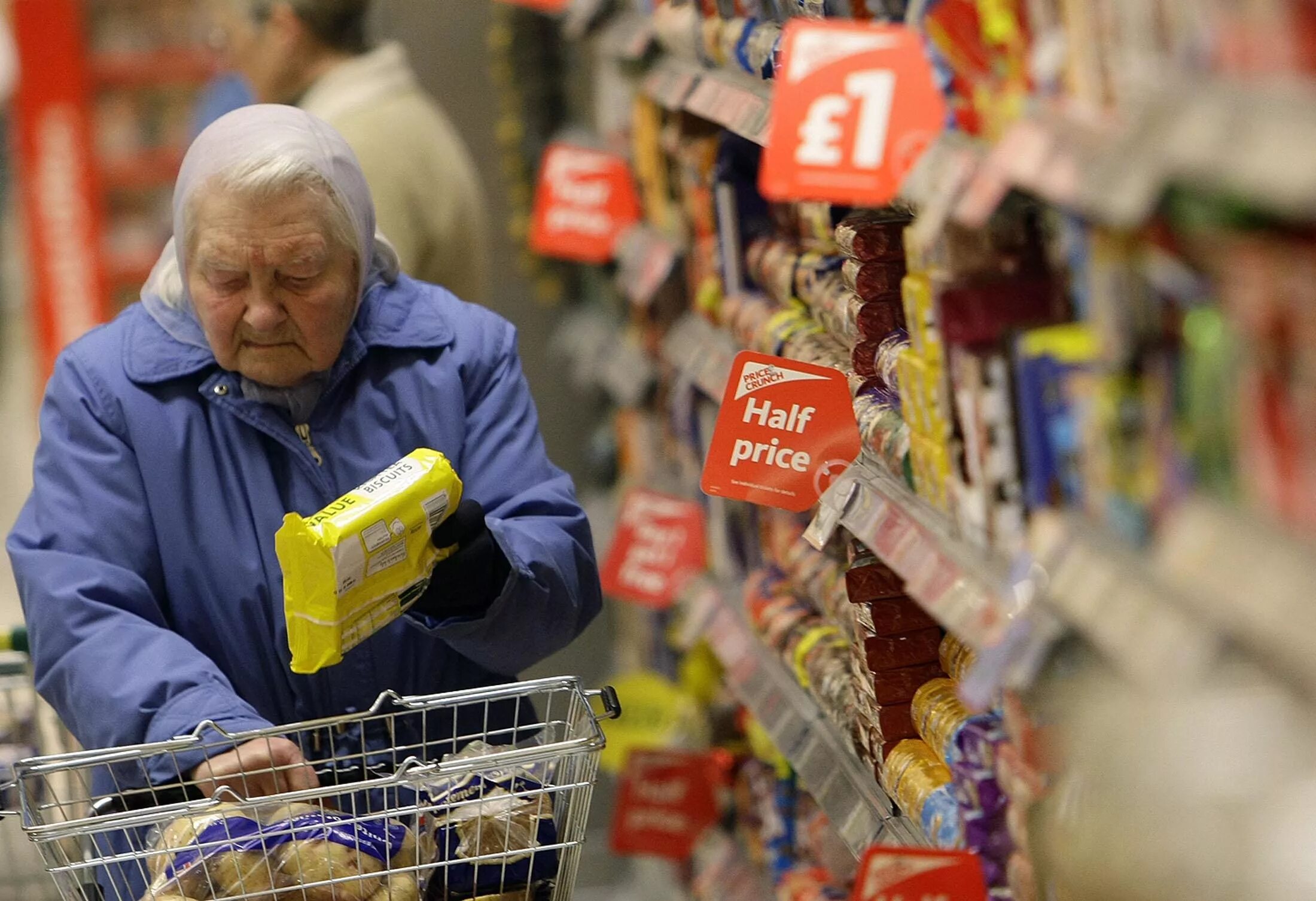 Пенсионеры в магазине. Бабуля в супермаркете. Старики в супермаркете. Пожилые люди в магазине.